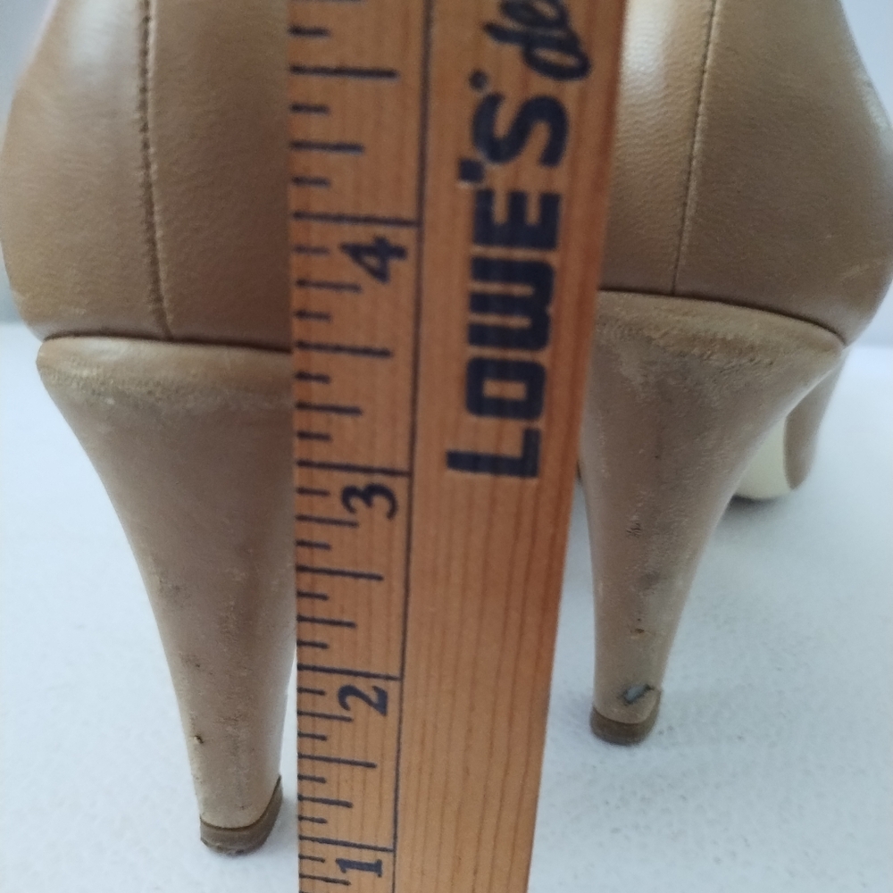 CHANEL TAN PUMP'S - Picture 9 of 9